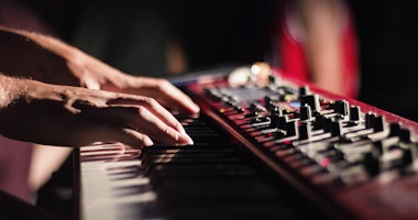 Spela i band – Bilda Svealand