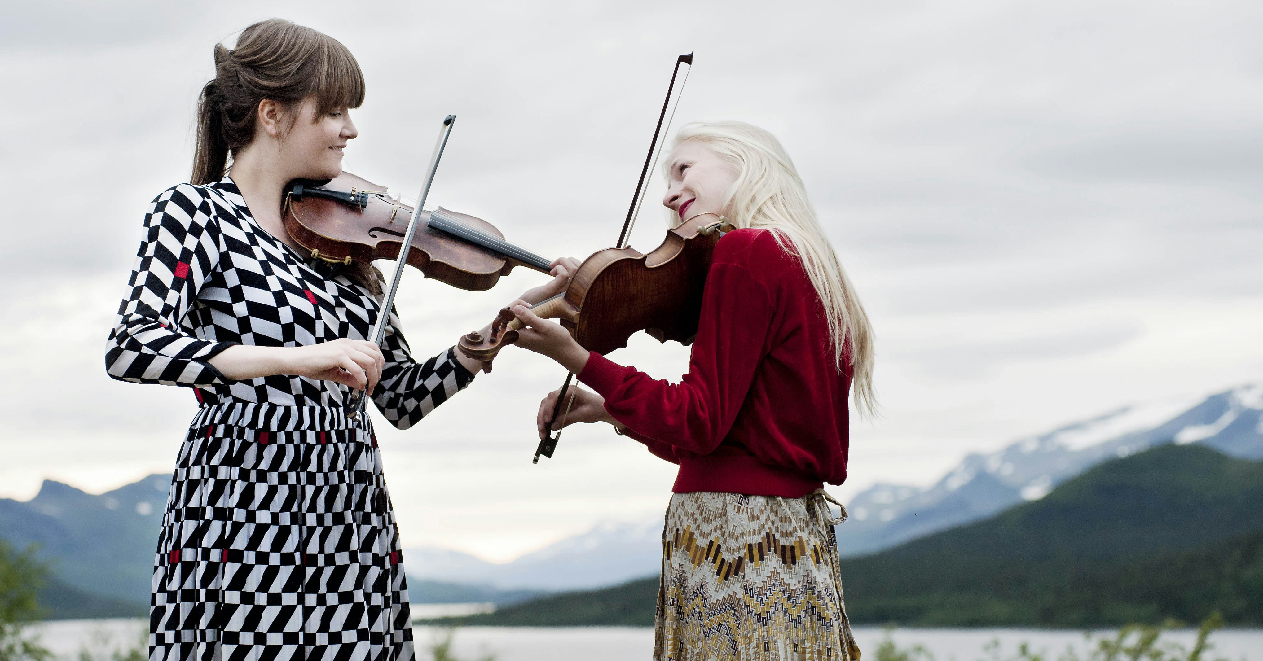 Två kvinnor som spelar fiol