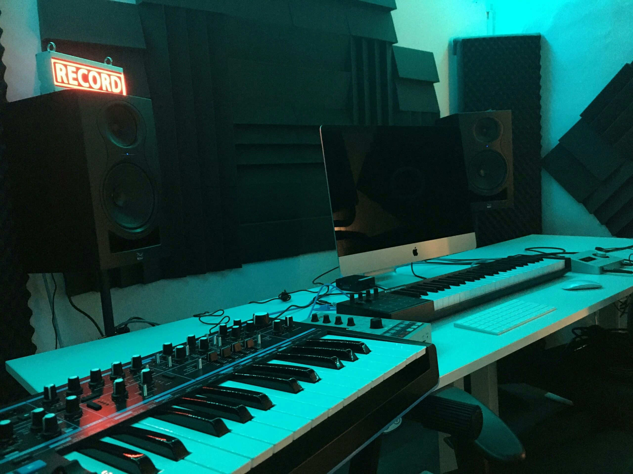 En inspelningsstudio med tangentbord och monitor.