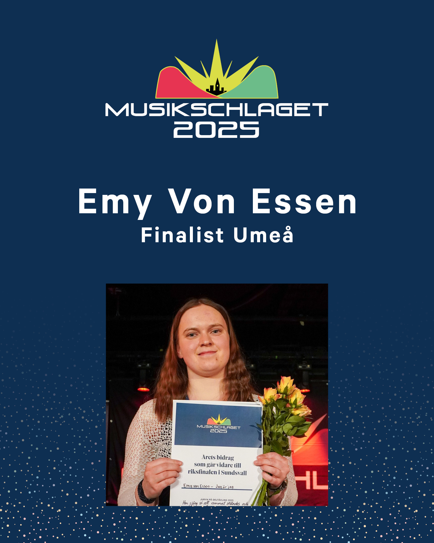 En person som håller i blommor och ett certifikat står framför en bakgrund för Musiksclaget 2025, med text som tillkännager Emy Von Essen som finalist i Umeå.