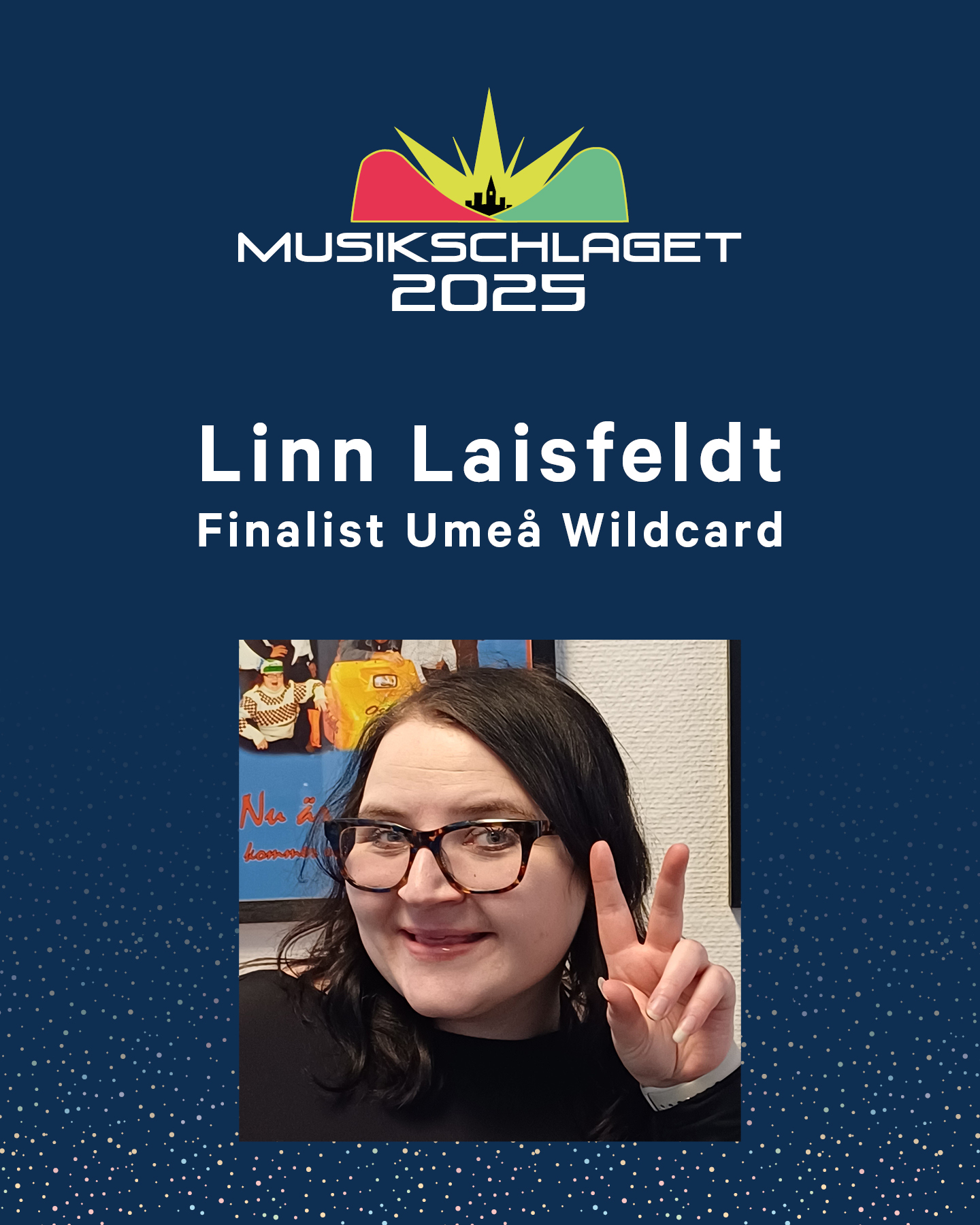 En kvinna med glasögon gör ett fredstecken och ler mot kameran. Texten ovanför henne lyder: "Musikschlaget 2025, Linn Laisfeldt, Finalist Umeå Wildcard.