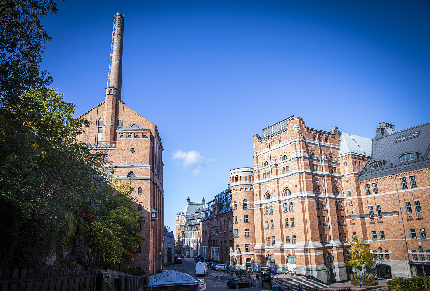 Stora tegelbyggnader mot klarblå himmel.