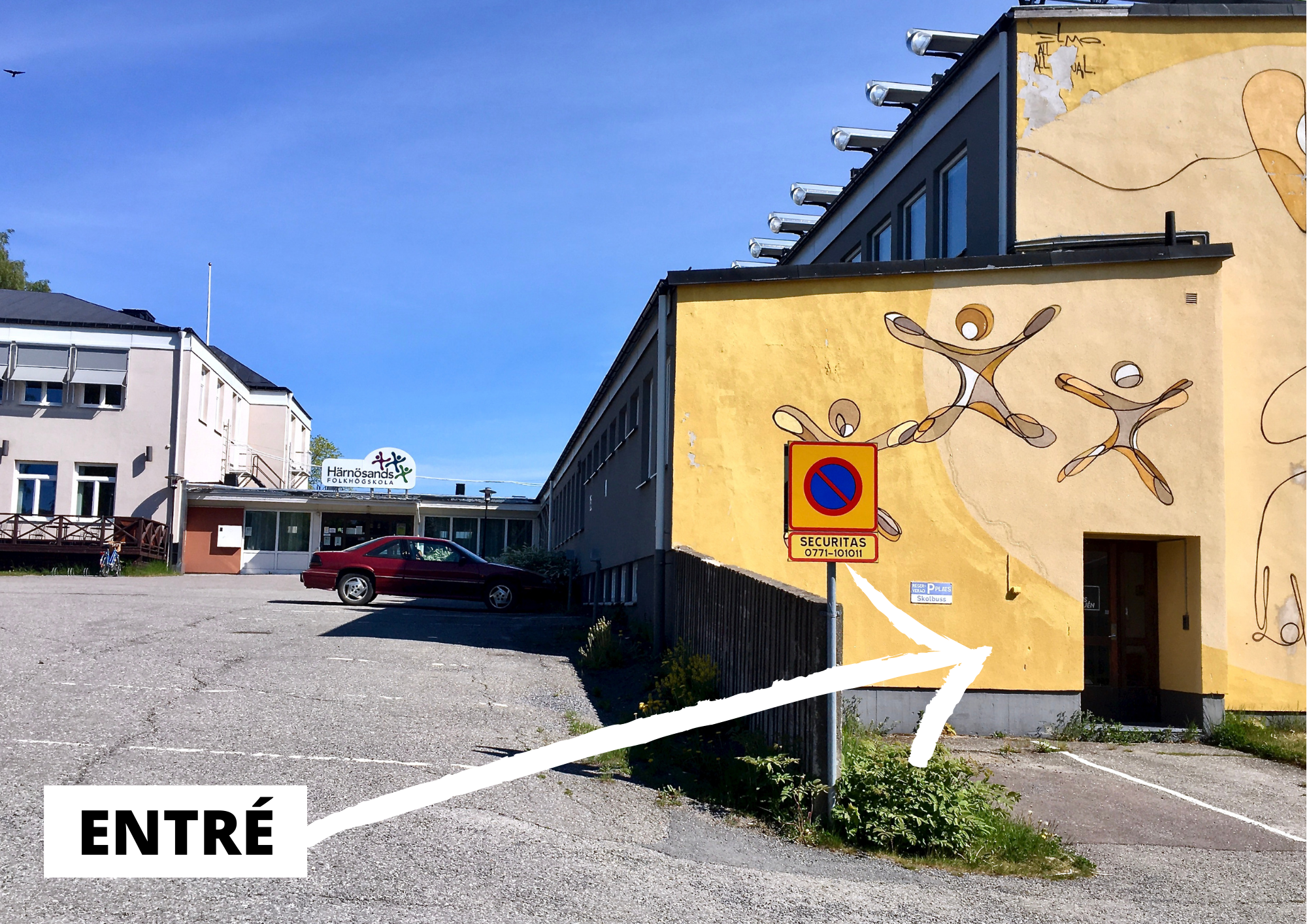 Foto på ena sidan av Härnösands folkhögskola där entrén till The Phoenix Dance Classes är. Vit pil med texten: Entré.