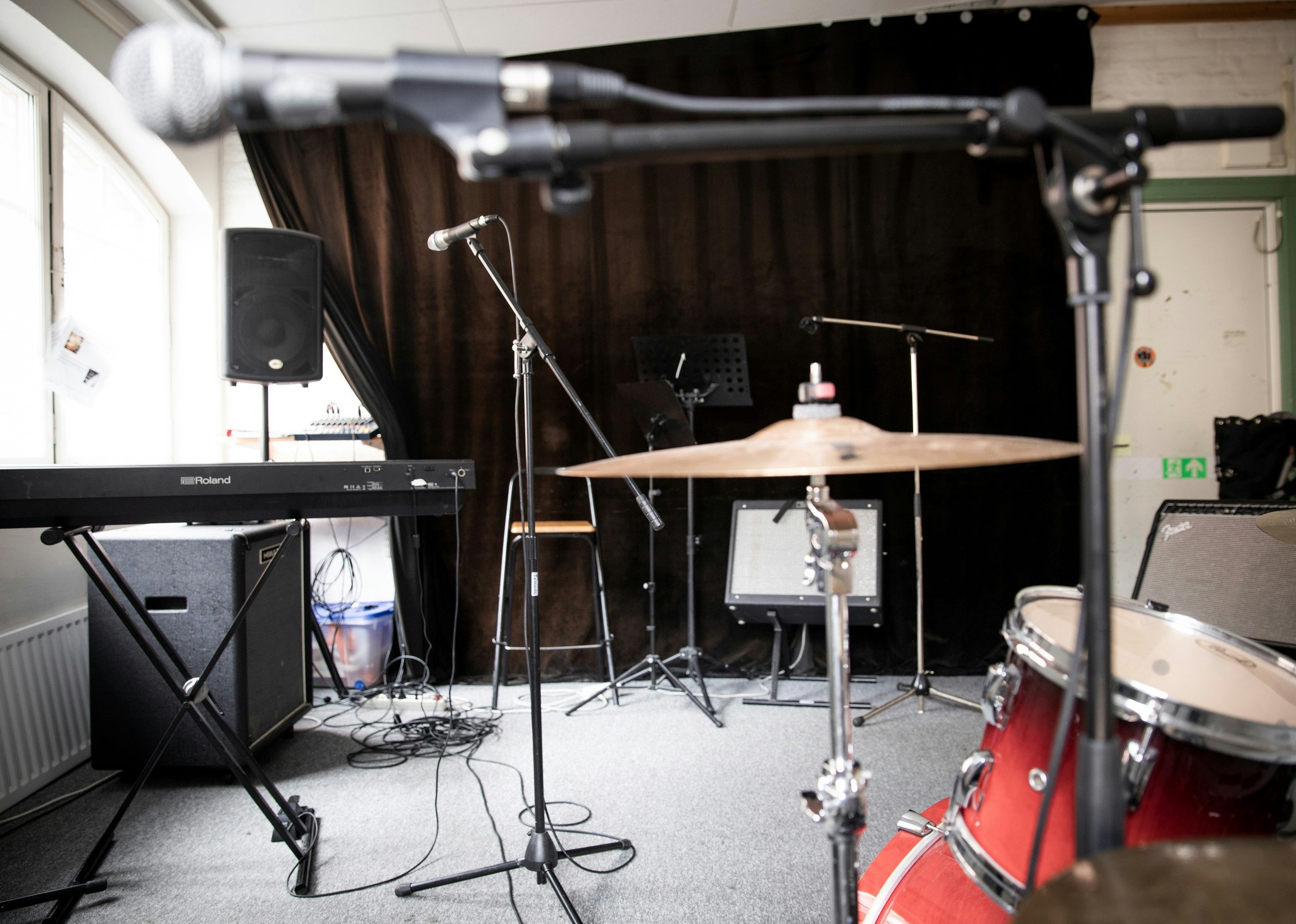 Replokal med mickar, elpiano och trummor. Foto: Kamilla Kraczkowski