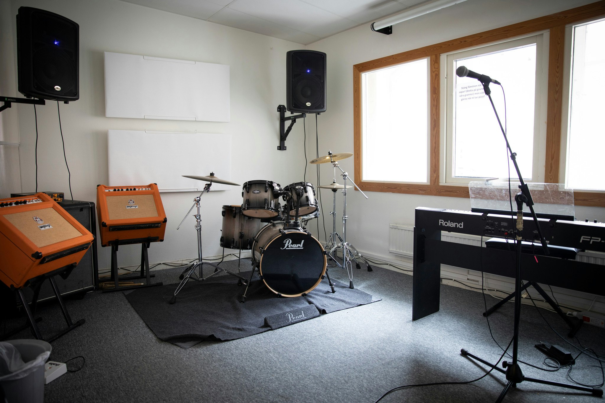 Replokal med elpiano, trummor, mikrofoner och PA