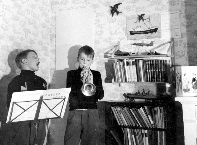 Svartvitt kort på två pojkar som spelar trumpet och sjunger