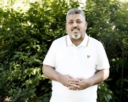 Visionären Adnan brinner för ett inkluderande och medmänskligt Sverige