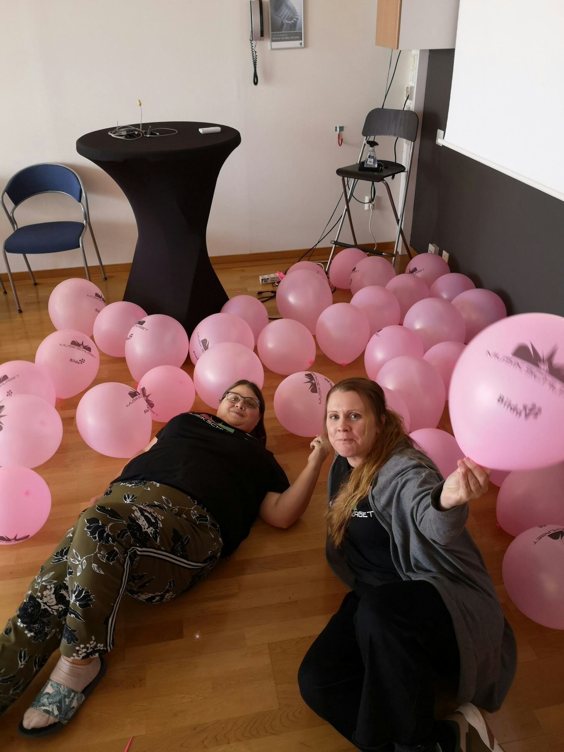 Johanna Hasselryd (Maitraiders) och Ulrika Vedholm (Bilda) fixar med ballongerna.