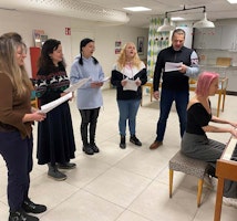Ukrainare sjunger i kör och lär sig svenska tillsammans