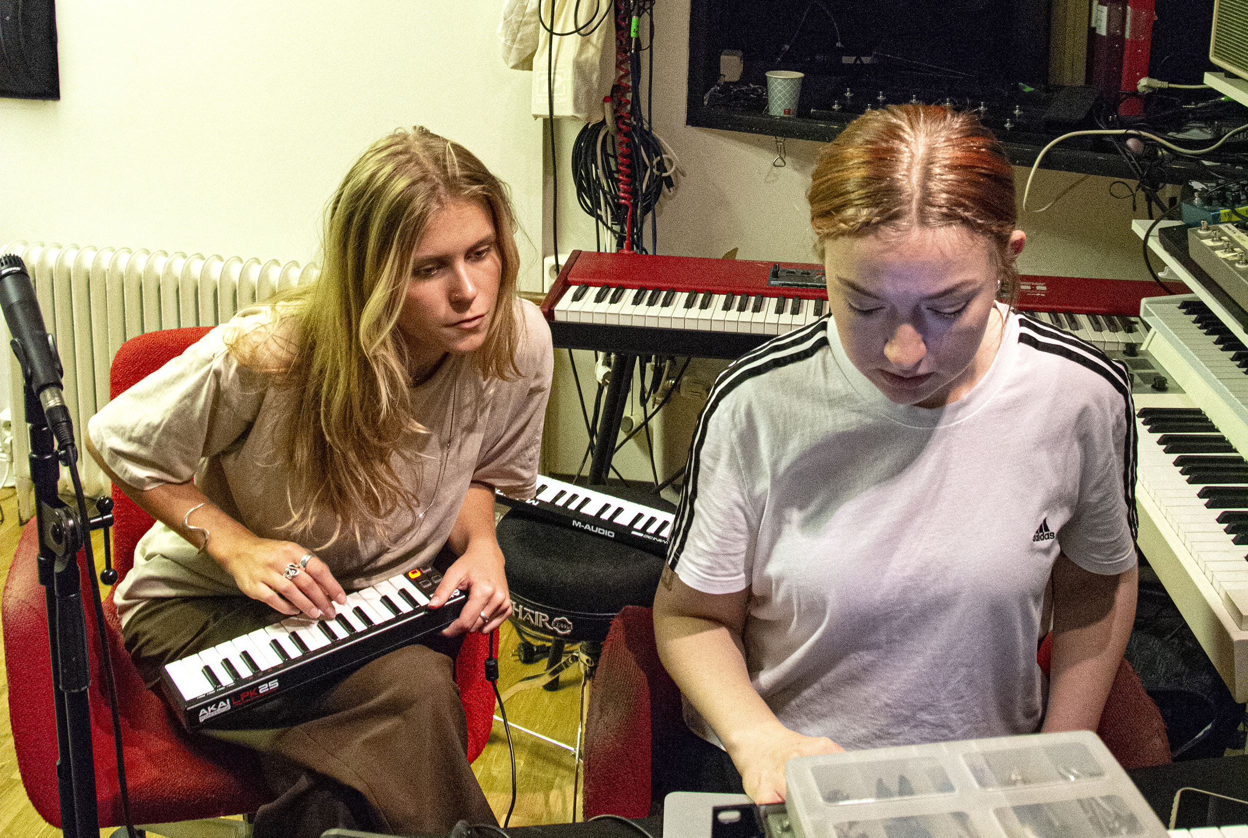 Två kvinnor som spelar keyboard i en inspelningsstudio.