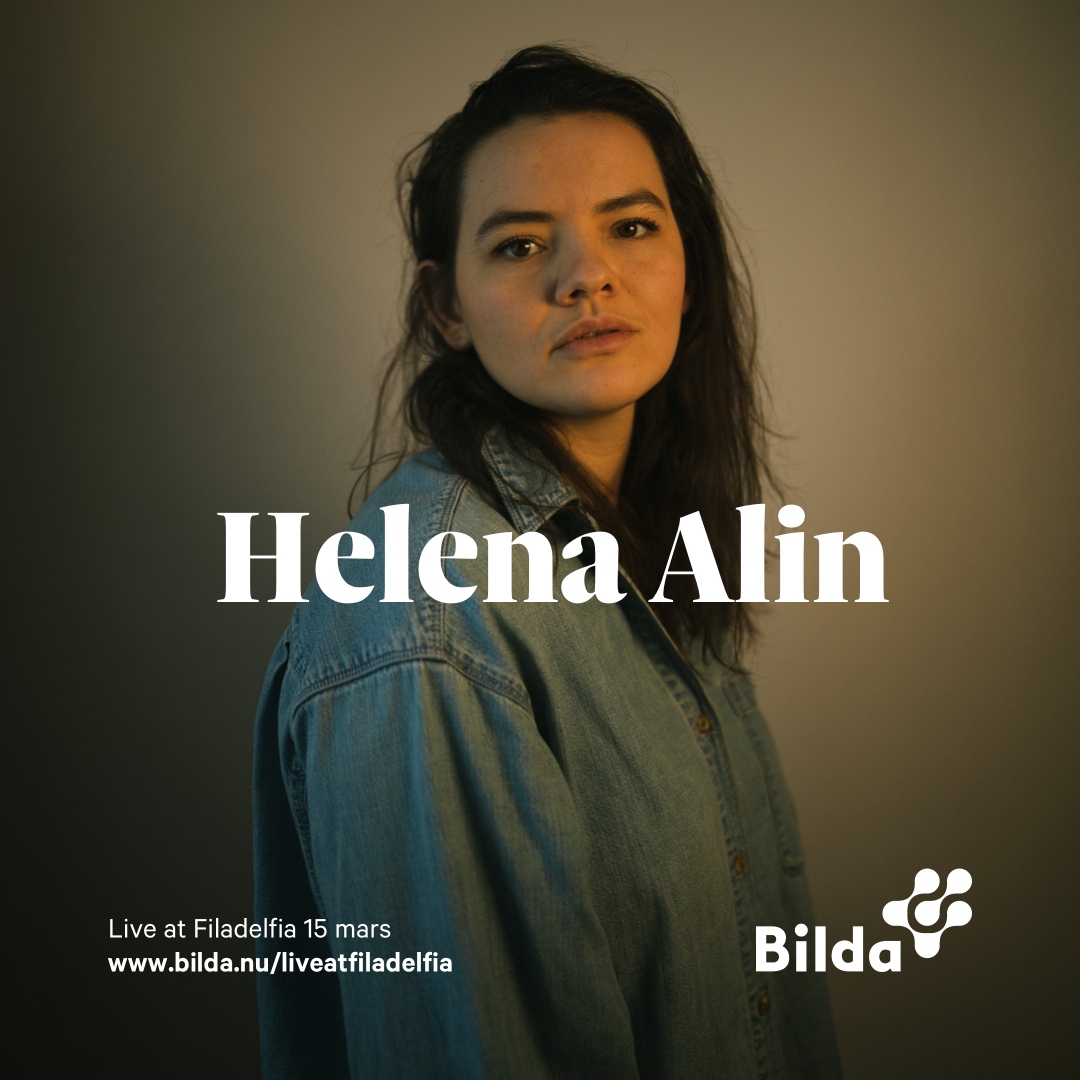 En person i jeansjacka står mot en mörk bakgrund. Texten lyder "Helena Alin" och nämner ett liveevenemang på Filadelfia den 15 mars.