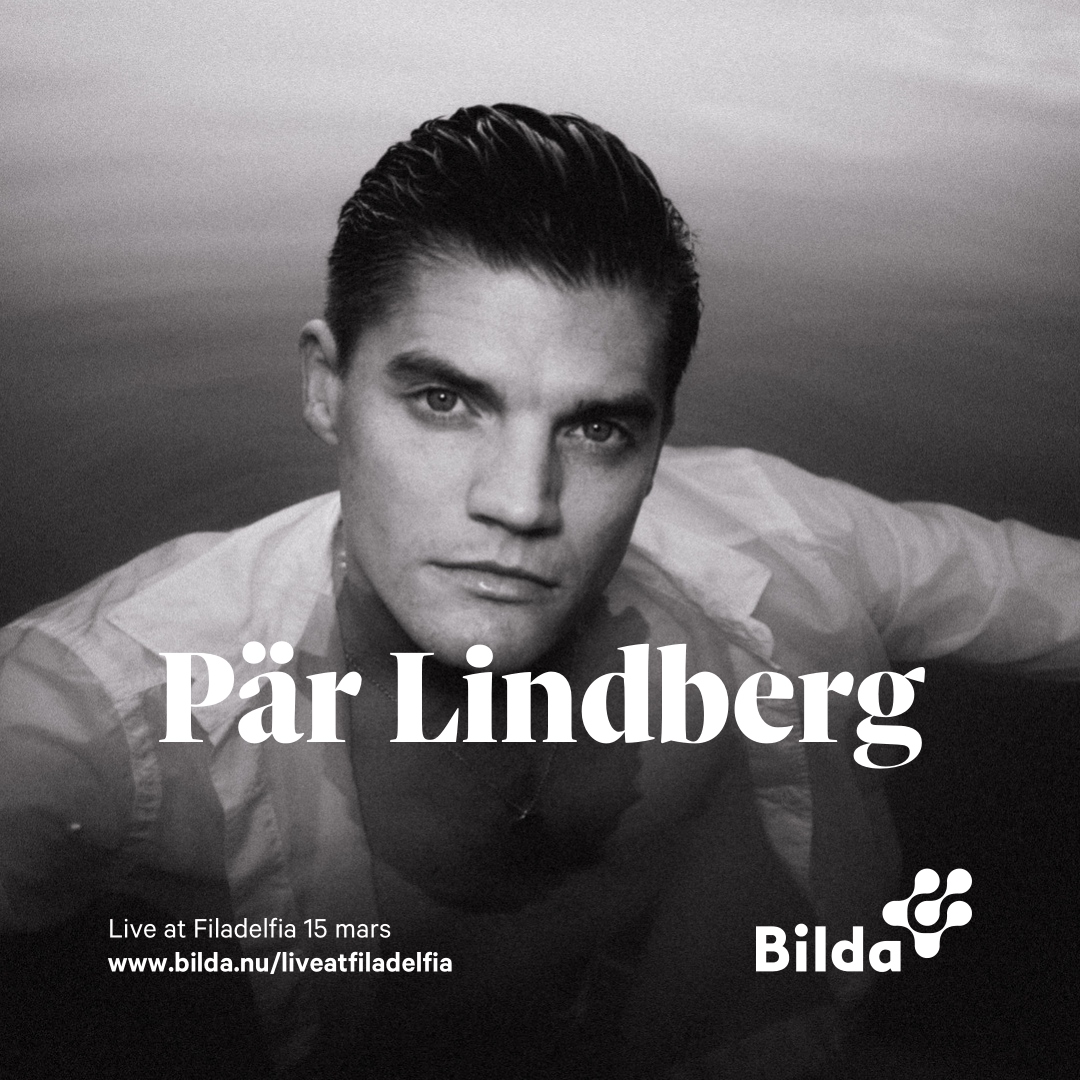 Svartvitt foto av en man delvis nedsänkt i vatten, med slickat hår, iklädd öppen skjorta. Texten lyder: "Pär Lindberg Live at Filadelfia 15 mars.