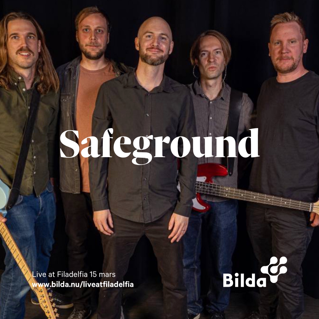 Fem män med instrument som står tillsammans, poserar för ett bandfoto. Texten lyder "Safeground" och "Live at Filadelfia 15 mars", tillsammans med en webbplatslänk och Bildas logotyp.