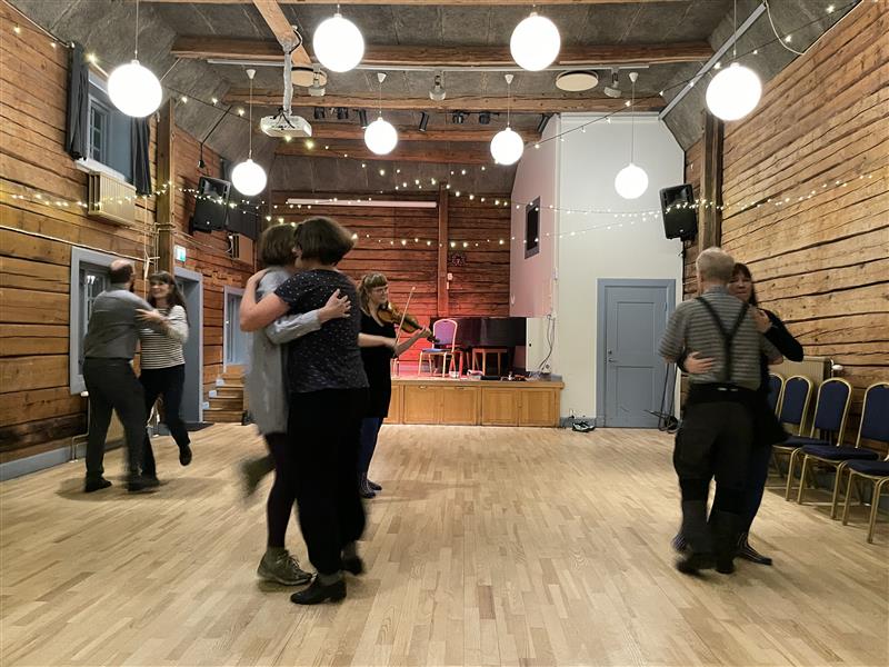 Lär dig dansa polska och bakmes