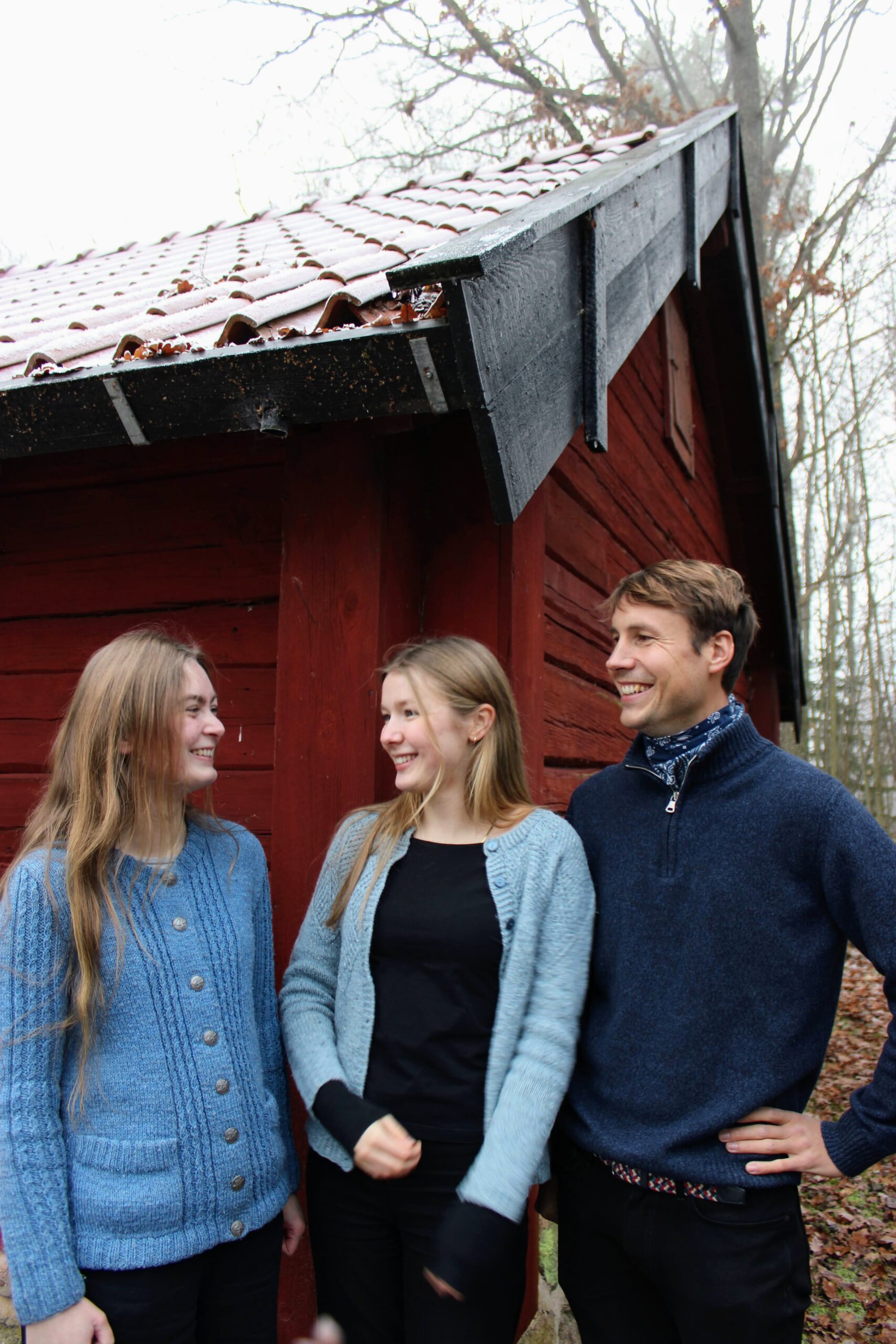 Tri Tilja – folkmusik på fiol, nyckelharpa och kontrabas